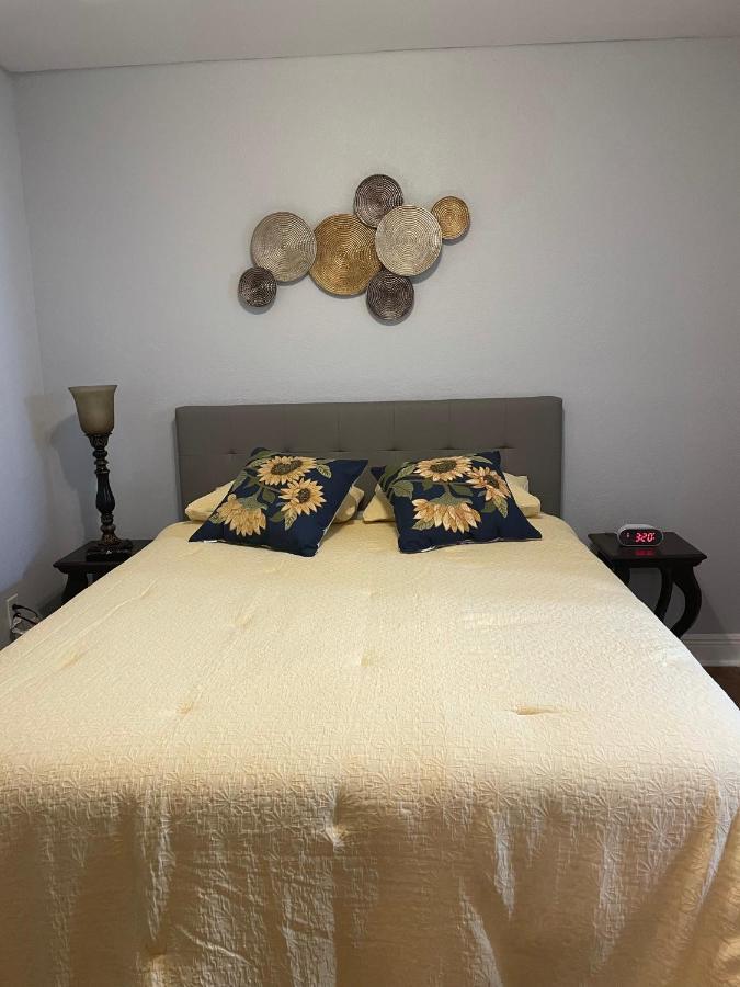 Twelve Oaks Modern Independent Apartment Тампа Екстериор снимка