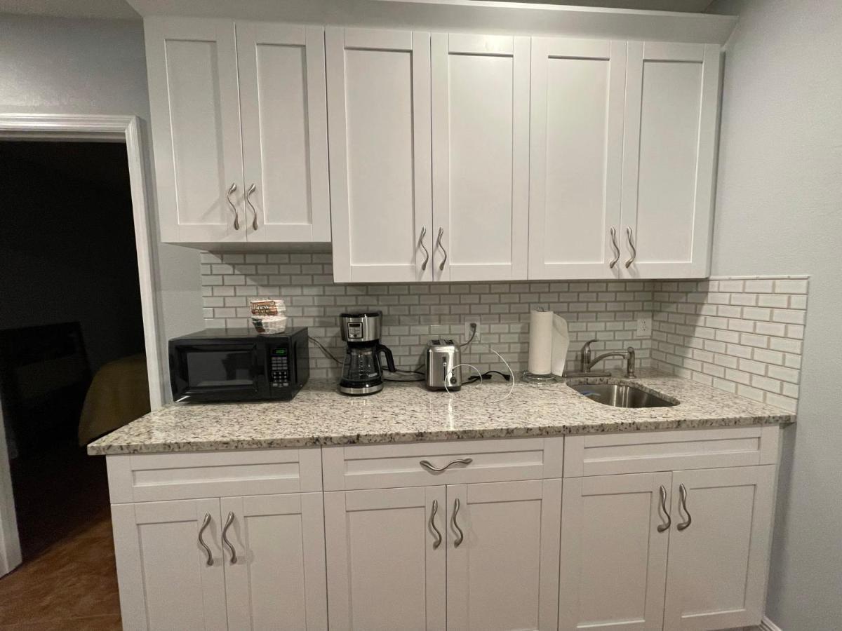 Twelve Oaks Modern Independent Apartment Тампа Екстериор снимка